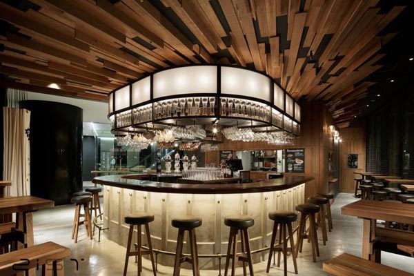 اجرا و طراحی دکوراسیون کافی شاپ کوچک و مدرن 19 دکوراسیون چوبی کافیشاپ